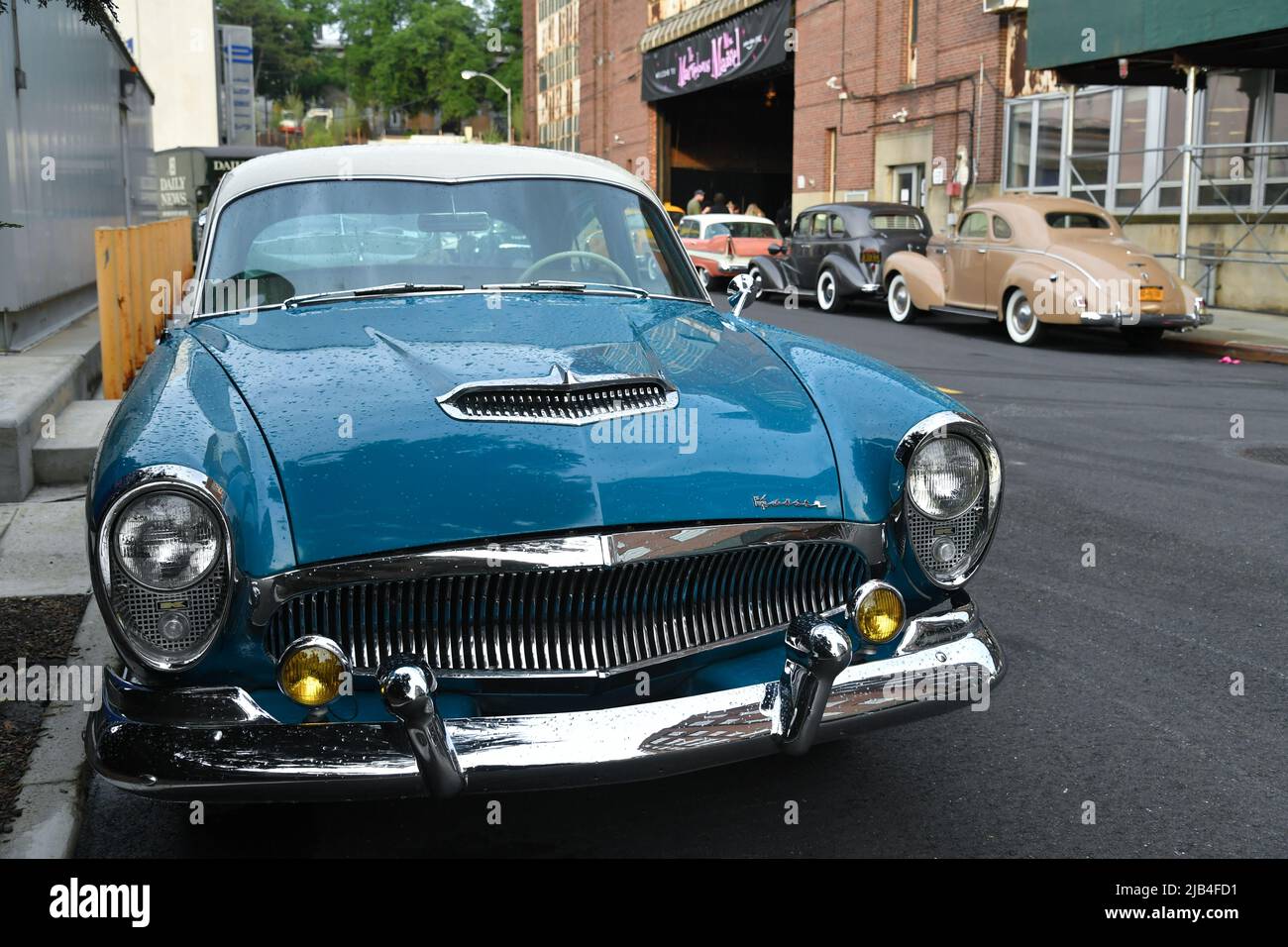 Des automobiles vintage de l'ensemble de « la merveilleuse Mme Maisel » aux studios Steiner dans le Brooklyn Navy Yard. Banque D'Images