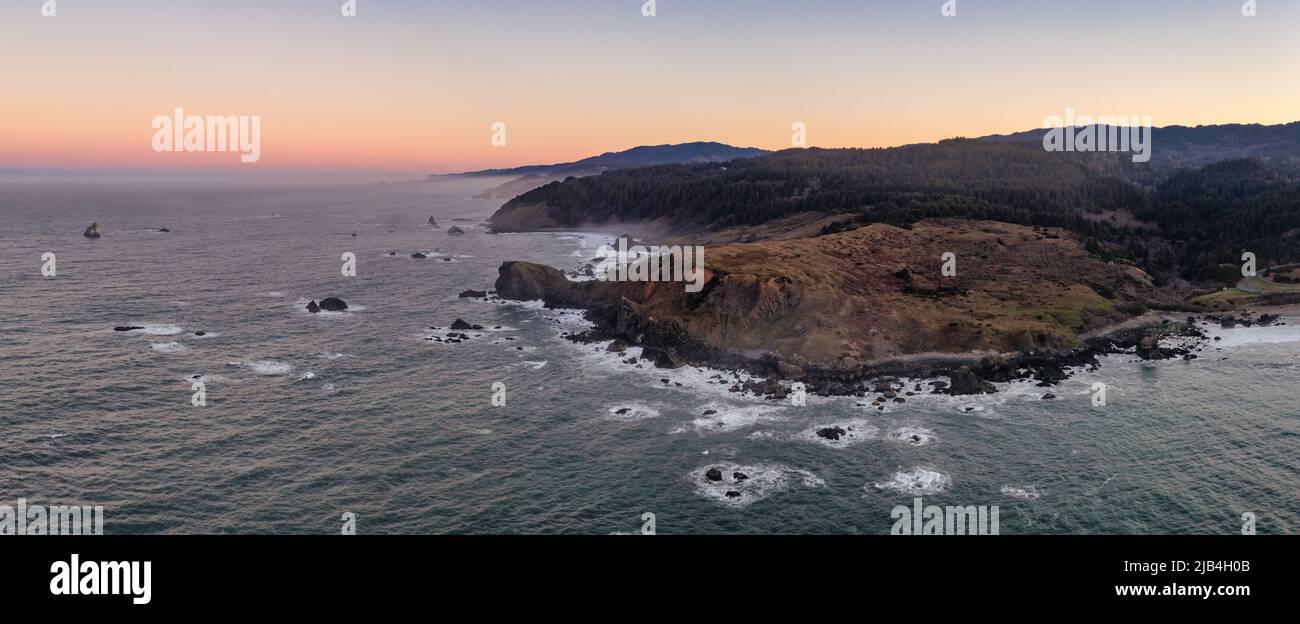 Cap Ferrelo à Brookings, Oregon. Panorama aérien au lever du soleil. Banque D'Images