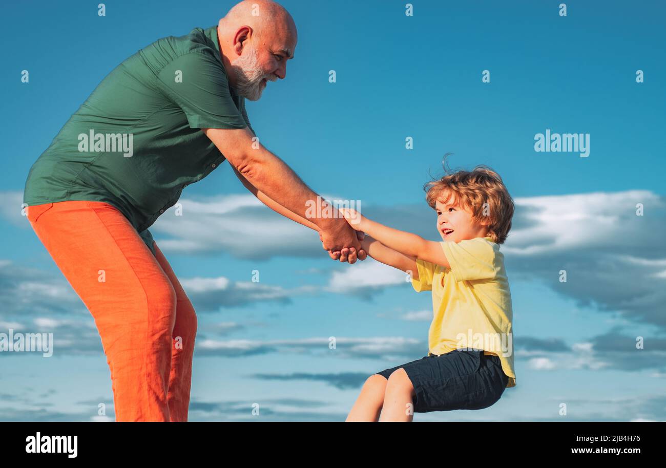 Les parents trouvent souvent difficile de faire face à des enfants indisciplinés. Ce gamin méchant demande constamment de nouveaux jouets. Une source assez commune de mauvais comportement est Banque D'Images