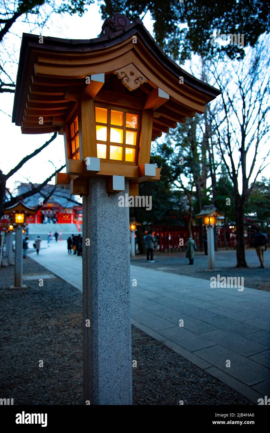 Lanterne au sanctuaire Hanazono à Tokyo en journée Banque D'Images