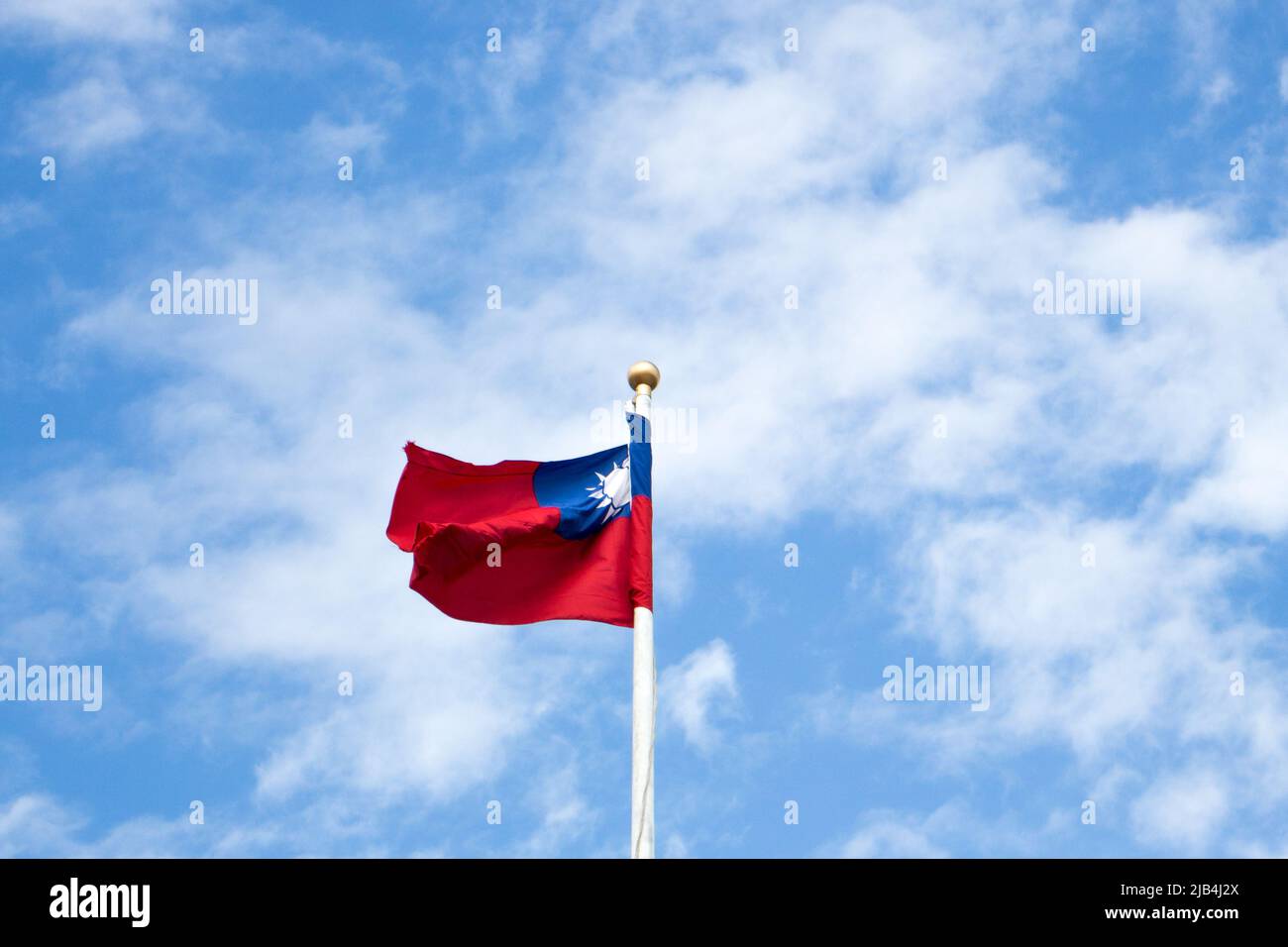 Gros plan du drapeau de Taïwan pendu ciel Banque D'Images