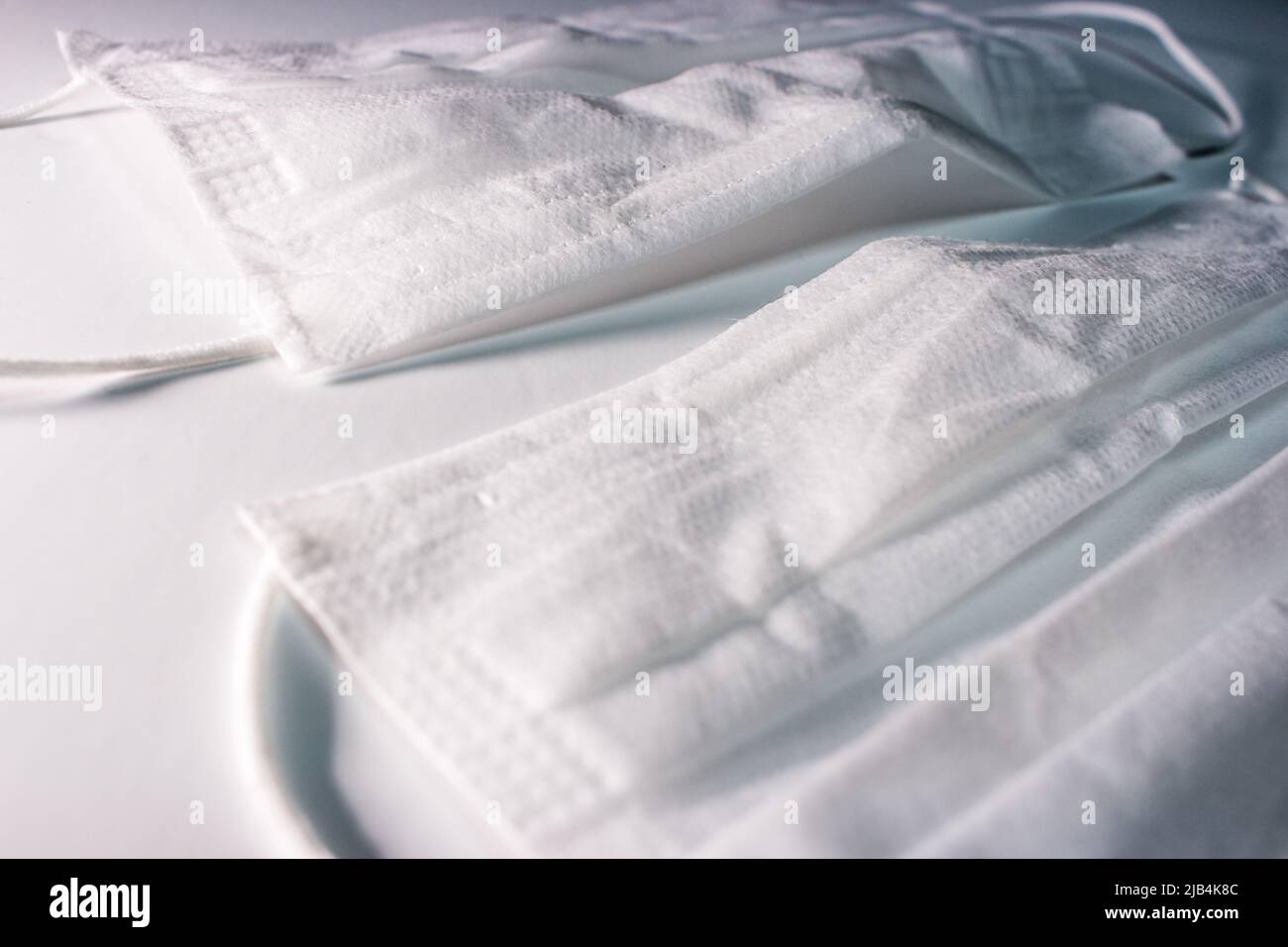 Image de concept des masques faciaux (couverture) sur fond blanc. Banque D'Images