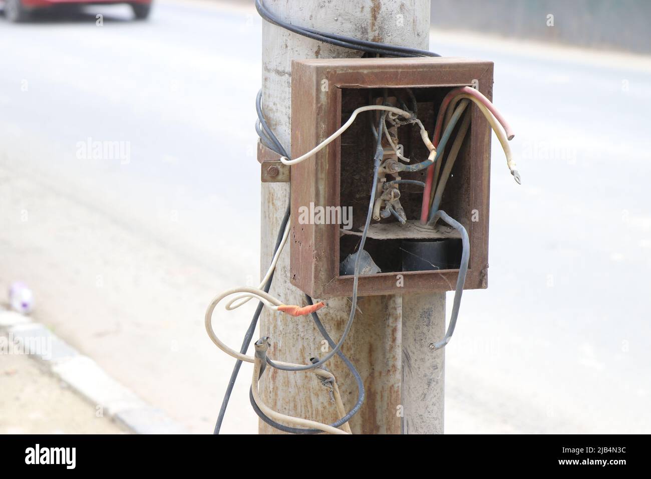 Boîte à fusibles électrique avec fils cassés ou boîtier de commutation abandonné sur un lampadaire Banque D'Images