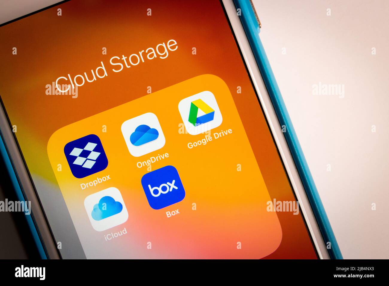 Kumamoto, Japon - 5 avril 2020 : icônes du stockage dans le cloud et des services de partage de fichiers en ligne sur iPhone. Dropbox, OneDrive, Google Drive, iCloud et Box. Banque D'Images