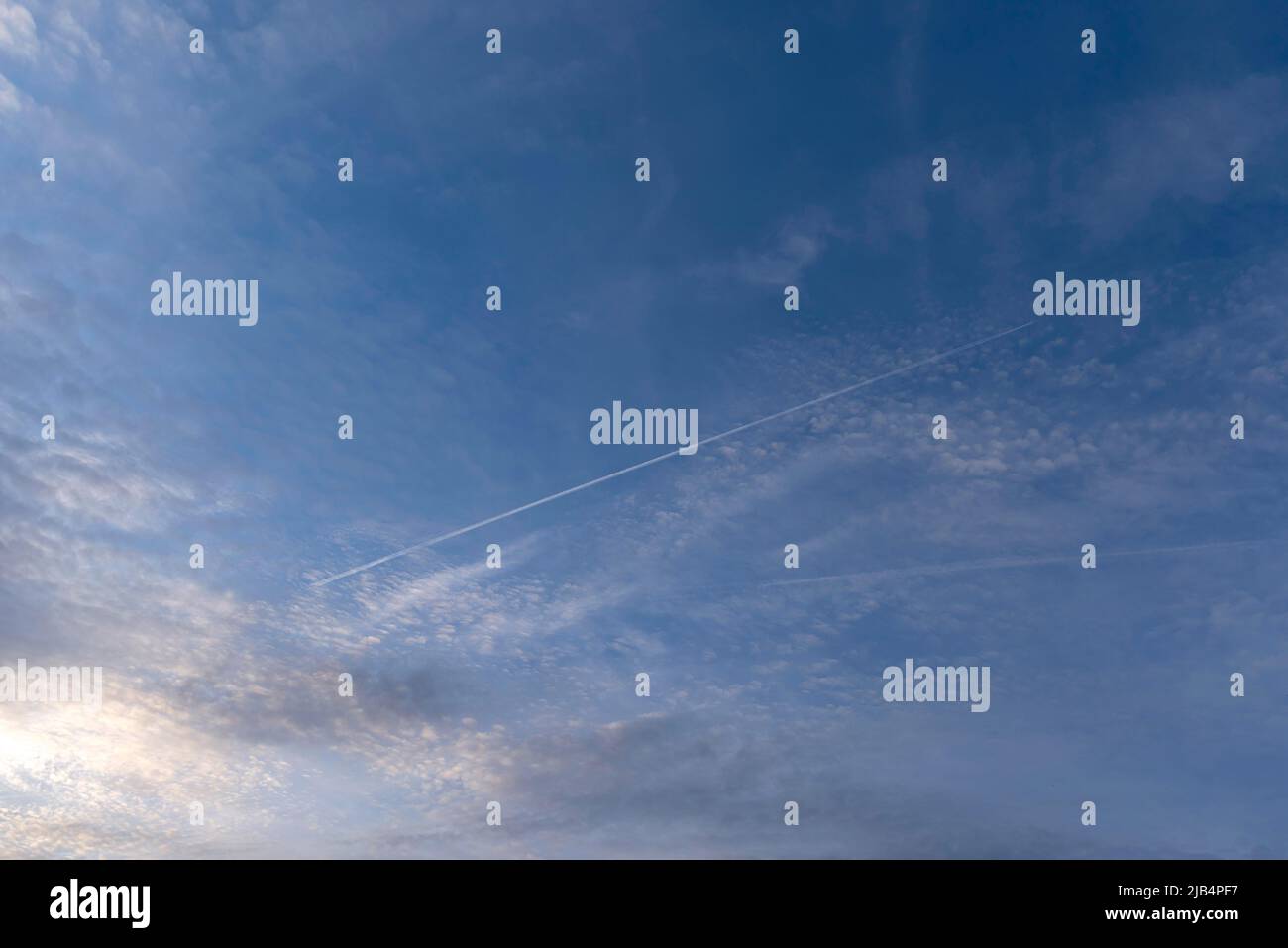 Nuages dans le ciel de la soirée, Bavière, Allemagne Banque D'Images