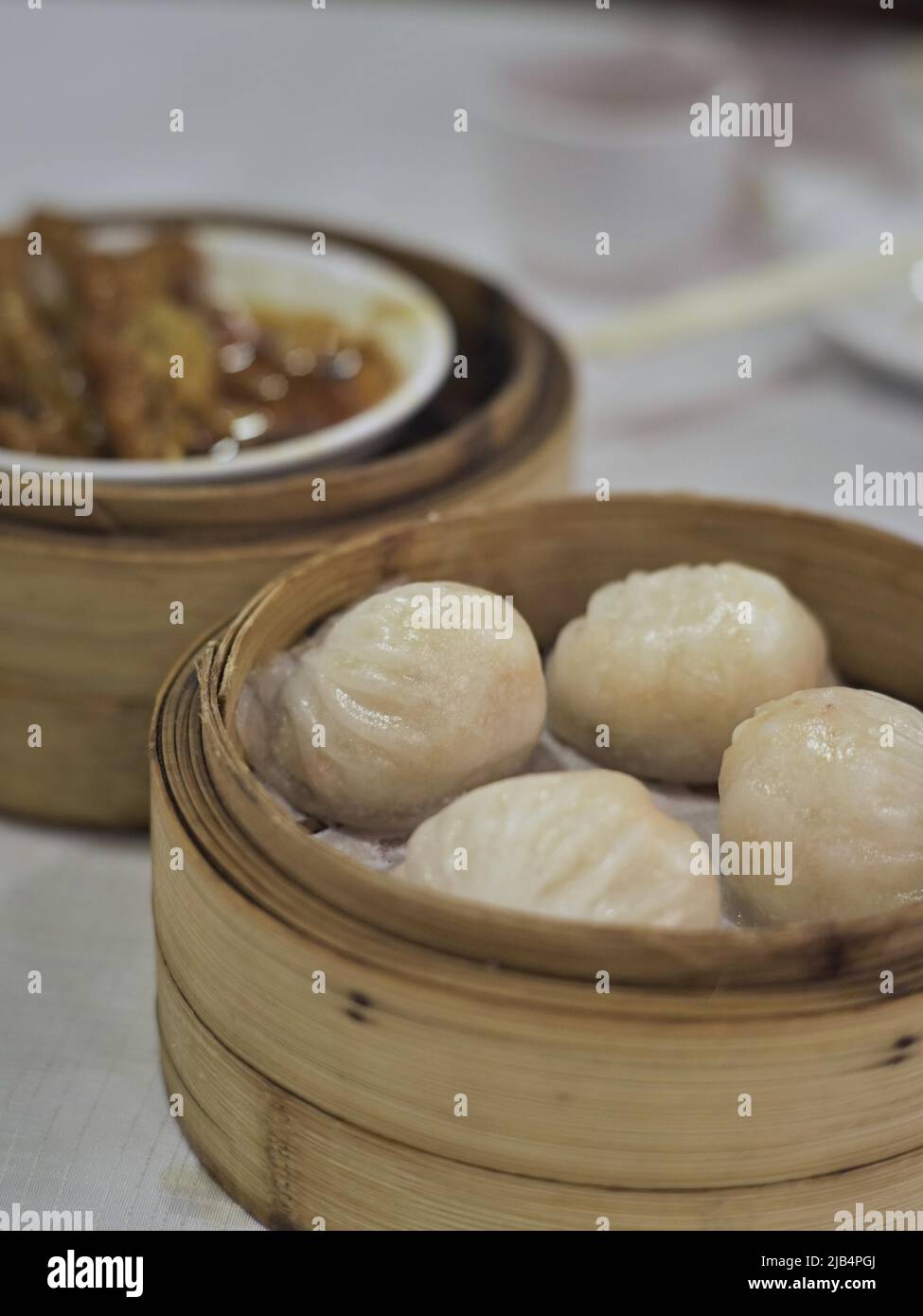 Délicieux dim sum chinois dans un restaurant chinois, rouleaux de crevettes à la vapeur Banque D'Images
