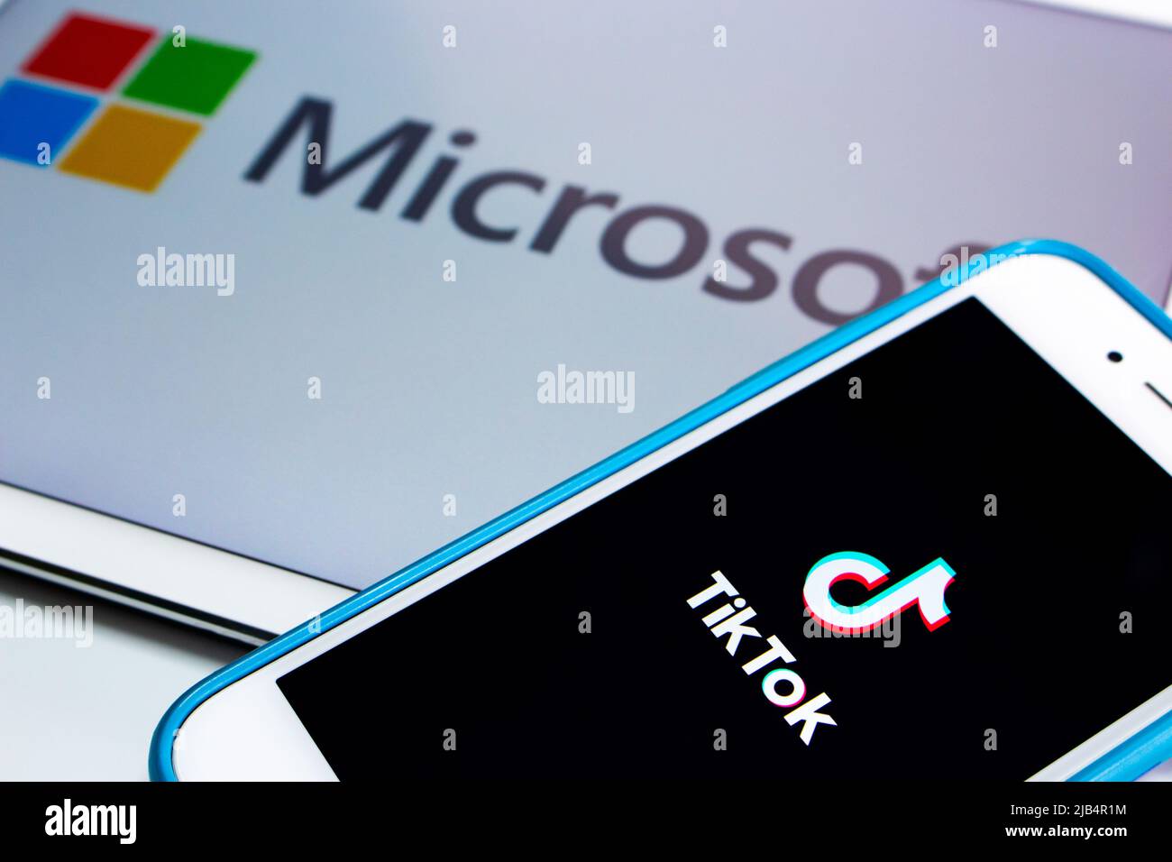 Kumamoto, Japon - août 3 2020 : logos TikTok et Microsoft sur iPhone et iPad. Concept d'ordre d'acquisition TikTok et Bytedance Banque D'Images