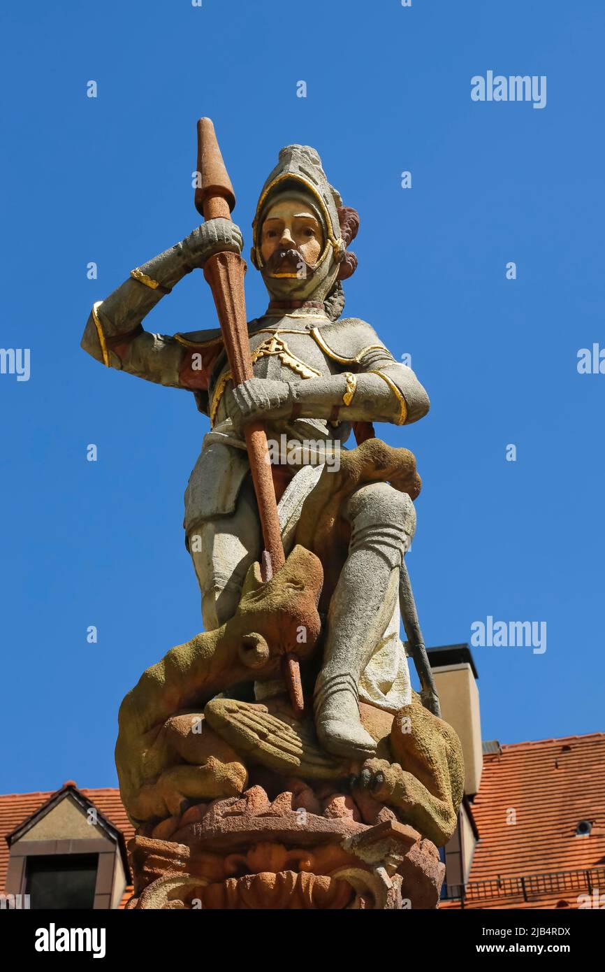 Georgsbrunnen est Muensterplatz, figure de Saint George, dragon est poignardé avec lance, saint patron, derrière le bâtiment, toit, carrelage, Umm Banque D'Images