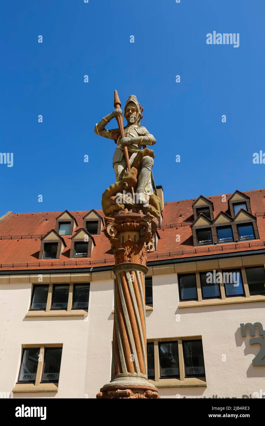 Georgsbrunnen est Muensterplatz, figure de Saint George, dragon est poignardé avec lance, saint patron, derrière la maison, bâtiment, toit, Carreau, Ulm Banque D'Images