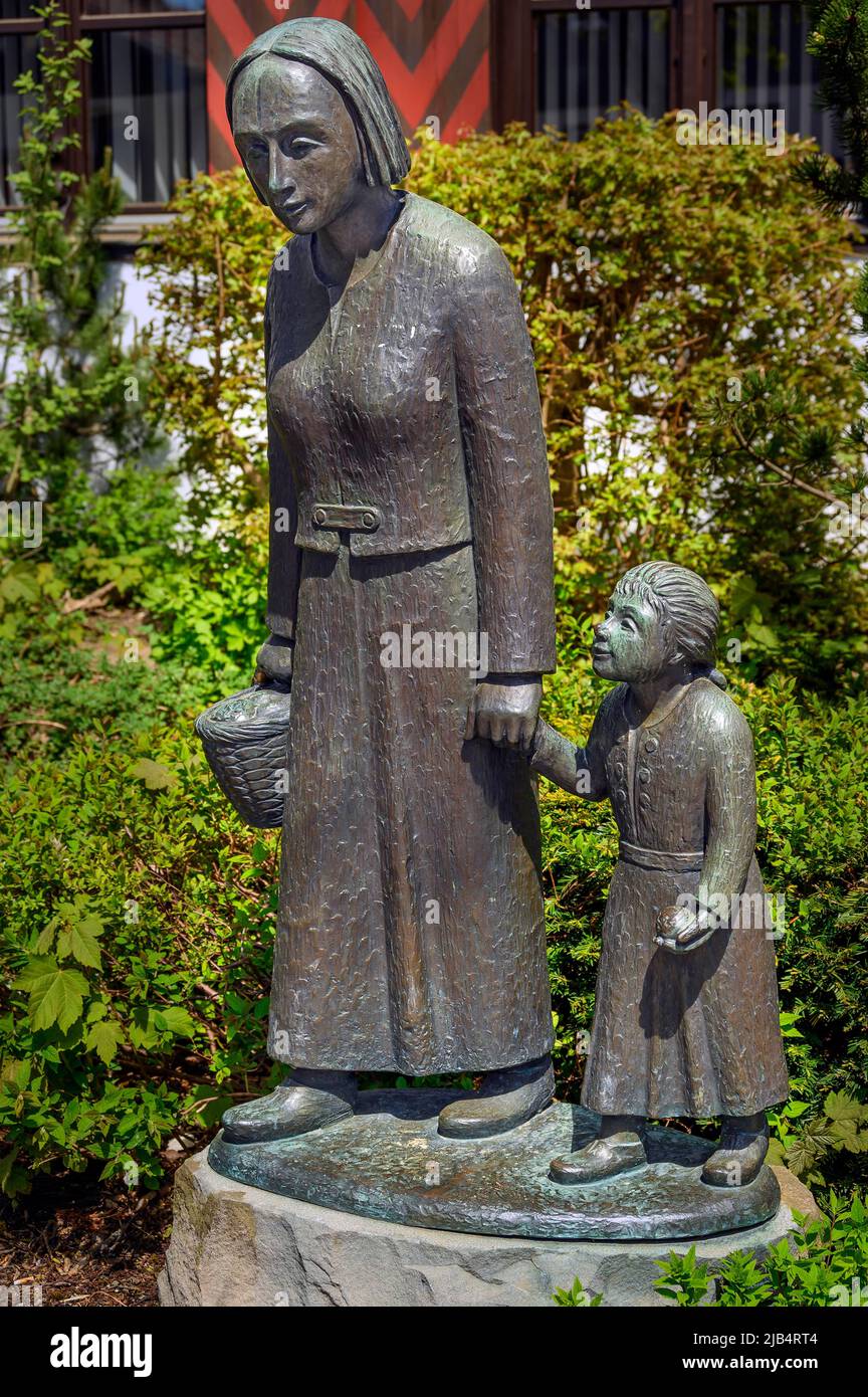 Statues de bronze, mère avec enfant, par Georg Beniele-Uecker, Oberstaufen, Allgaeu, Bavière, Allemagne Banque D'Images