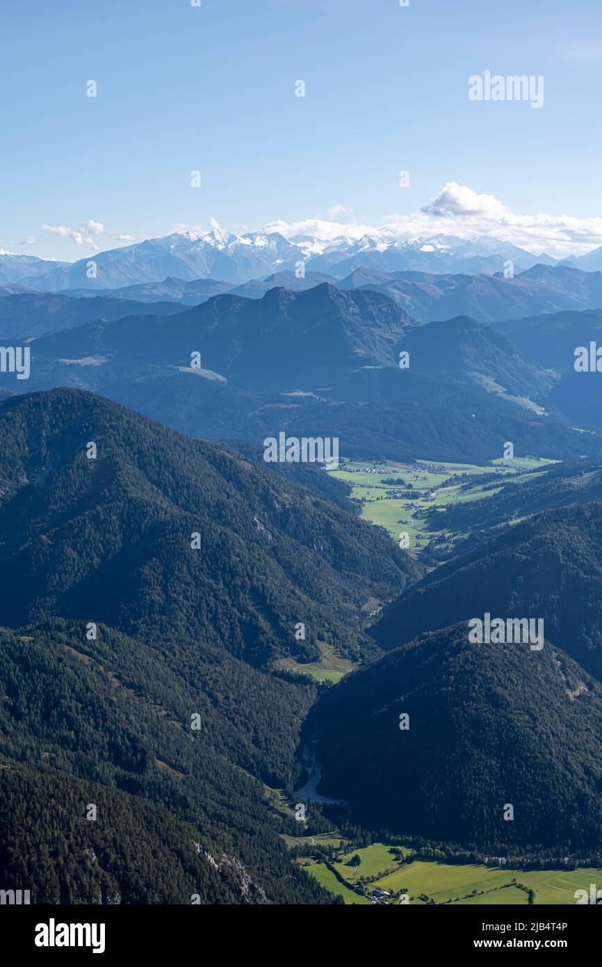 Vallées et montagnes boisées, sommets enneigés sur la crête alpine principale, vue de Mitterhorn, Nuaracher Hoehenweg, Loferer Banque D'Images