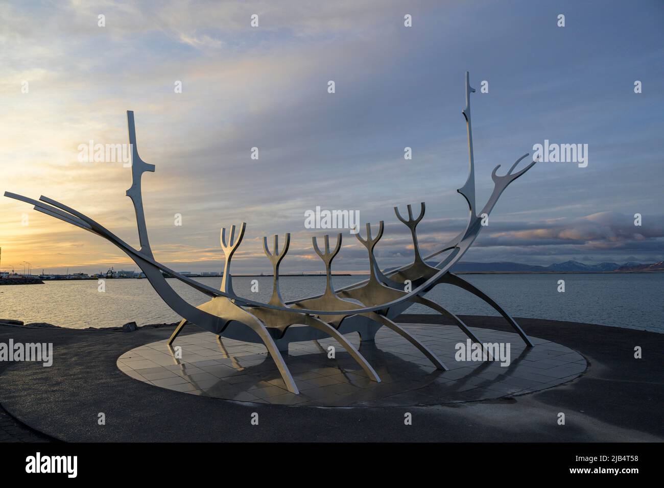 Sculpture Solar, Solar, Sunrise, Viking navire d'acier, par Jon Gunnar Arnason, Reykjavik, Hoefuoborgarsvaeoio, Islande Banque D'Images