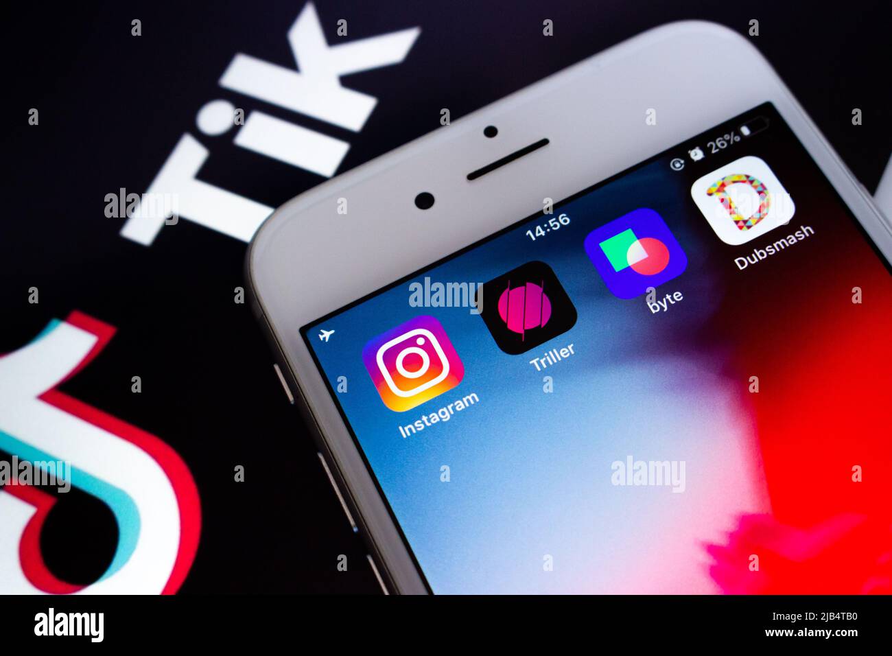 Kumamoto, Japon - août 17 2020 : TikTok concurrents sociaux / alternatives (Instagram, Tiller, Byte et Dubsmash) sur iPhone sur grand logo TikTok bg. Banque D'Images