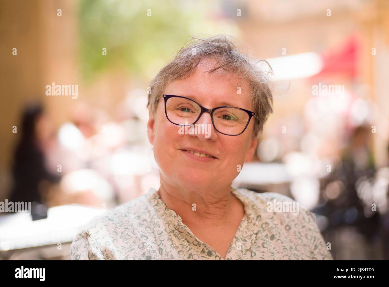 Femme âgée, meilleurs pagers, portrait, mille, sourires, AIX-en-Provence, Bouches-du-Rhône, Provence-Alpes-Côte d'Azur, France Banque D'Images