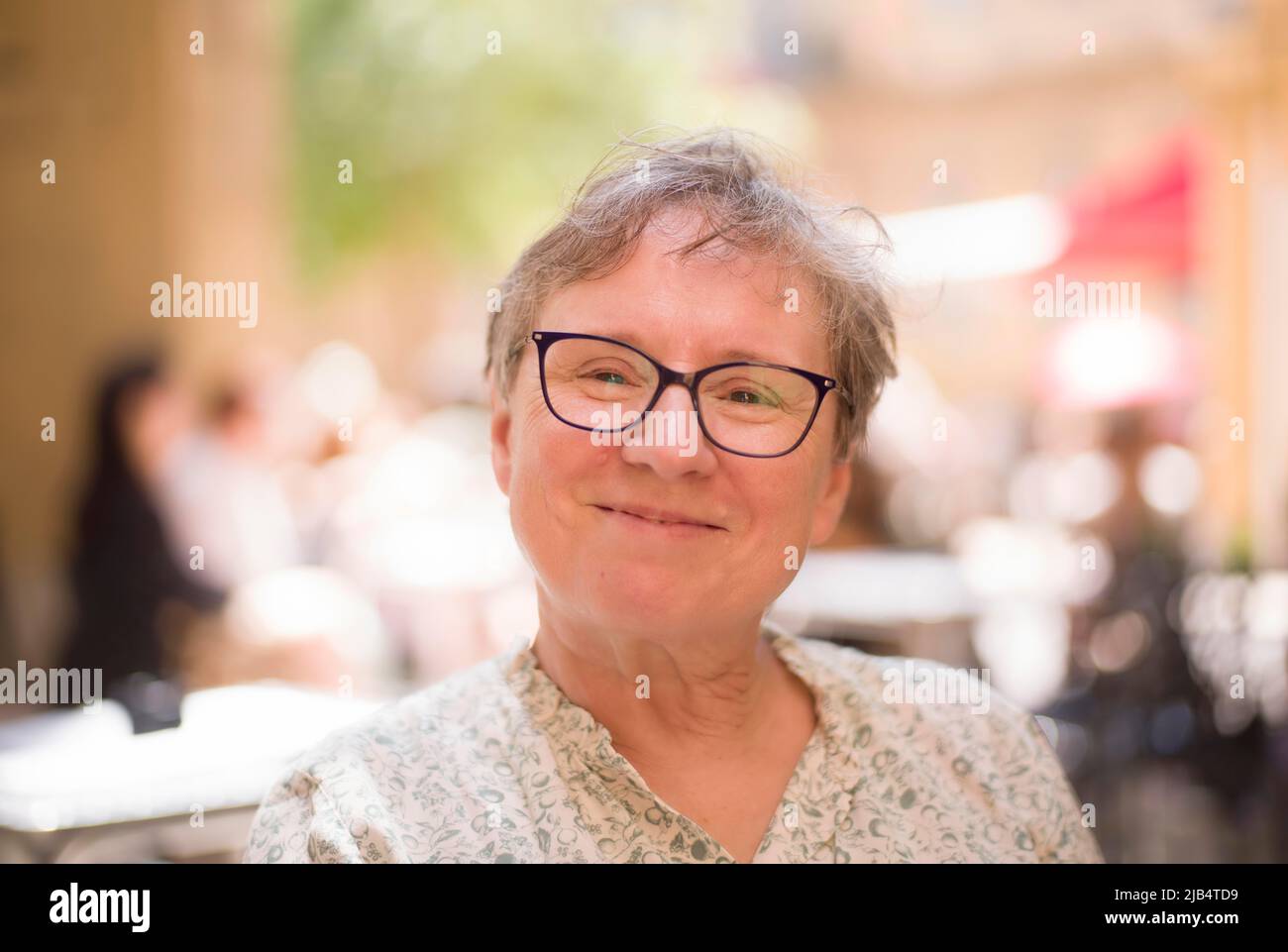 Femme âgée, meilleurs pagers, portrait, mille, sourires, AIX-en-Provence, Bouches-du-Rhône, Provence-Alpes-Côte d'Azur, France Banque D'Images