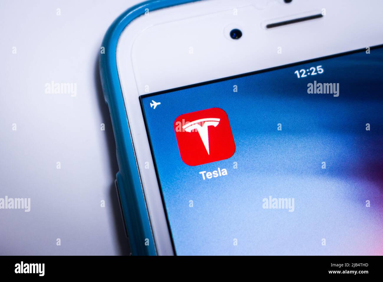 Kumamoto, Japon - Fév 7 2020: L'icône de Tesla, un véhicule électrique américain et une entreprise d'énergie propre Tesla, Inc., sur l'écran de l'iPhone. Banque D'Images