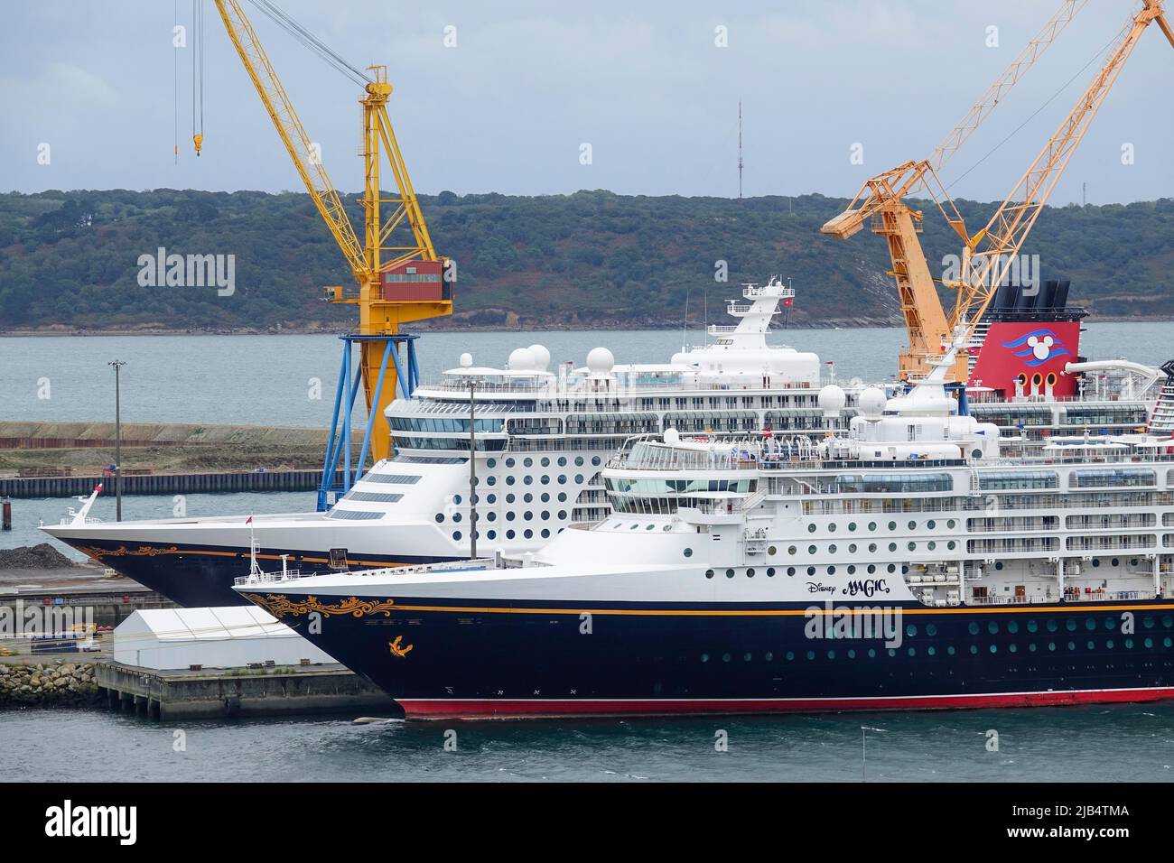 Les bateaux de croisière Disney Dream, Disney Magic et Disney Fantasy de la ligne de croisière de Disney se trouvent dans le chantier de réparation de bateaux de Damen, dans le port de Brest, pendant la Corona Banque D'Images