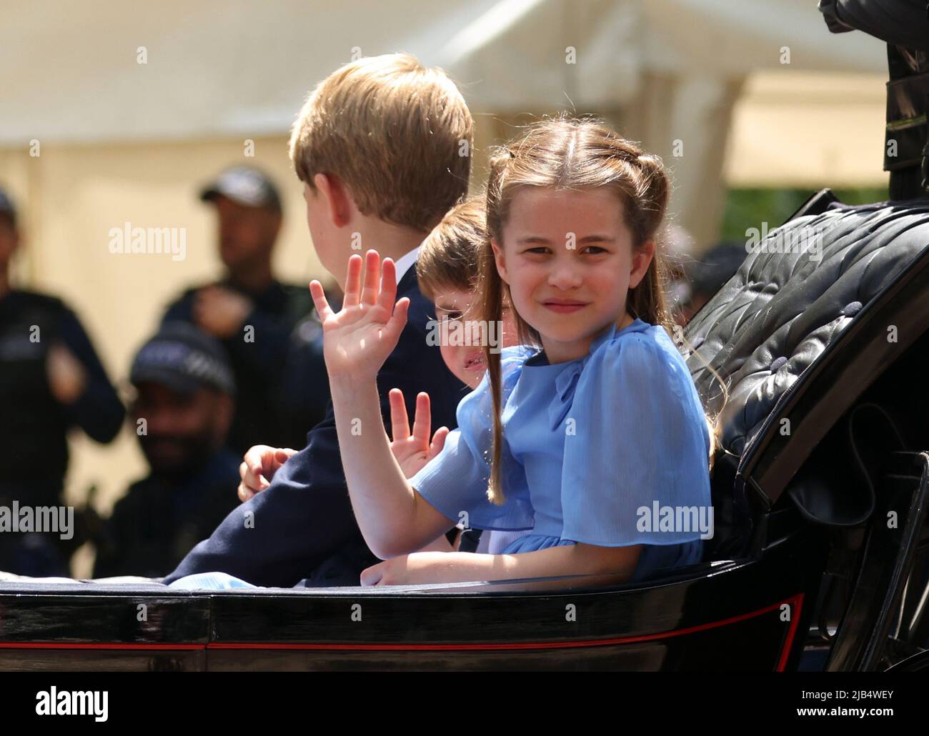 Londres, Royaume-Uni. 02nd juin 2022. La princesse Charlotte avec le prince Louis derrière. La Reine Elizabeth II le week-end du Jubilé de platine commence aujourd'hui avec Trooping la couleur. Le Trooping de la couleur marque traditionnellement l'anniversaire officiel de la Reine et 1 400 soldats, 200 chevaux et 400 musiciens défilent pour la reine Elizabeth II, et l'événement se termine par un flicast de la RAF comme la famille royale d'observation depuis le balcon de Buckingham Palace. Cette année, la couleur sera trooped par 1st Battalion Irish Guards. Crédit : Paul Marriott/Alay Live News Banque D'Images