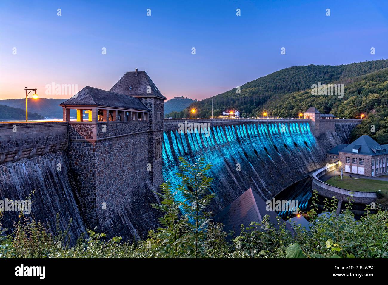 Barrage dans la lumière du soir, lumineux cyan clair, mur de barrage du réservoir Edersee, centrale électrique Hemfurth, barrage Edertal, barrage Eder, château de Waldeck et Hôtel Banque D'Images