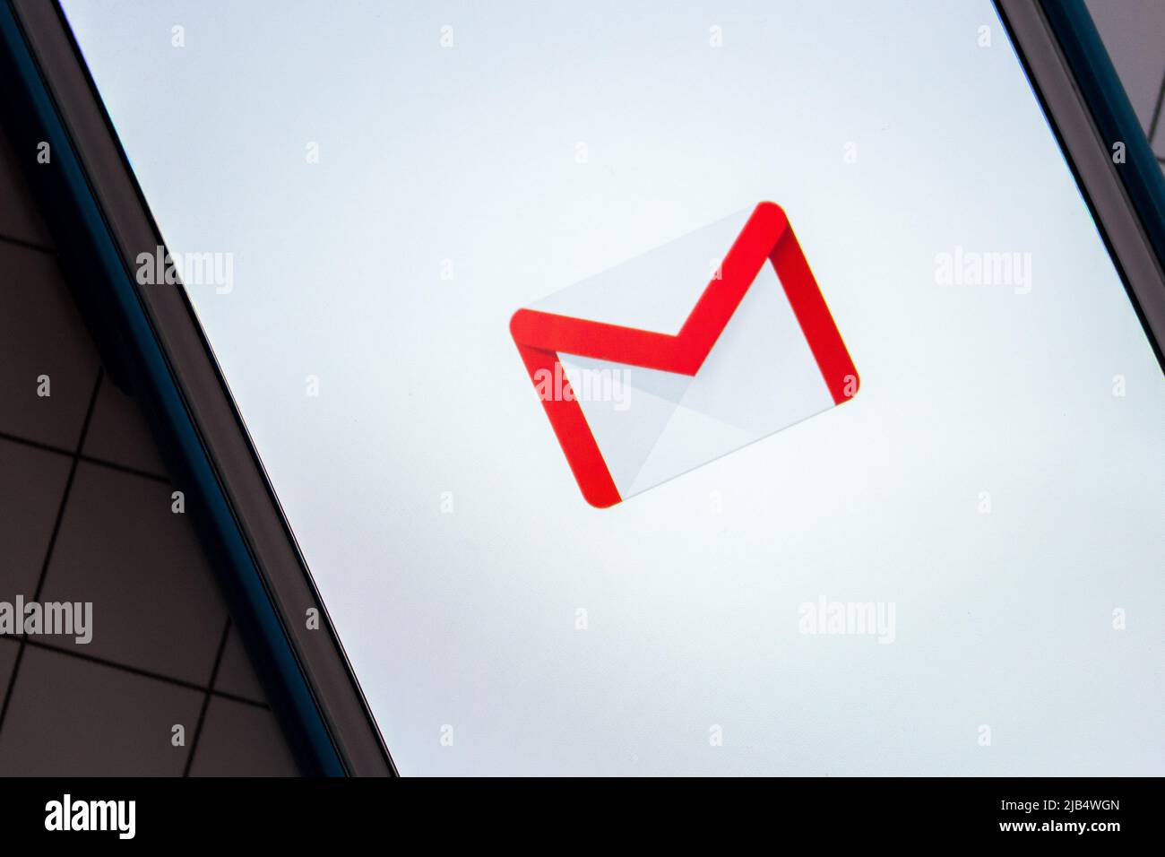 Logo de Gmail, un service de messagerie gratuit développé par Google, sur fond blanc sur iPhone. En 2018, Gmail comptait 1,5 milliards d'utilisateurs actifs dans le monde entier Banque D'Images