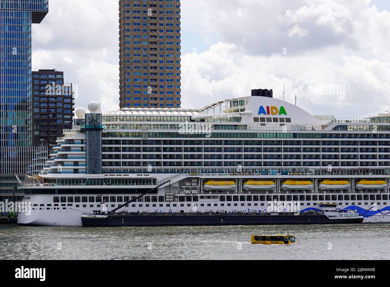 Le bateau de croisière AIDA Prima de la marque AIDA Cruises est ancré dans le port de Rotterdam, aux pays-Bas, sur 26 mai 2022. Banque D'Images