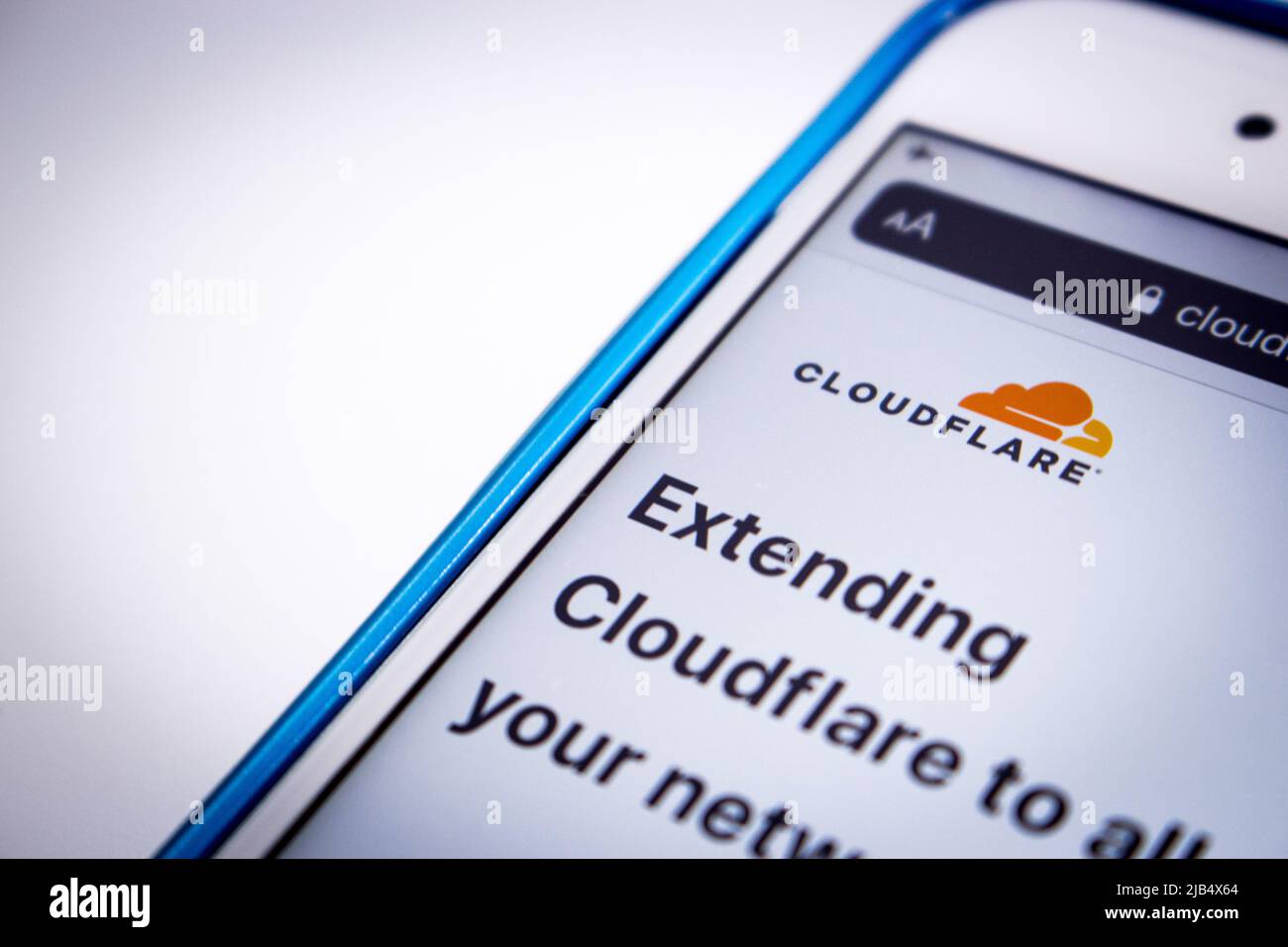 Logo de Cloudflare, société américaine d'infrastructure et de sécurité Web, sur iPhone. Cloudflare a annoncé le lancement de la nouvelle plate-forme sans serveur Workers Unbound en juillet 2020 Banque D'Images