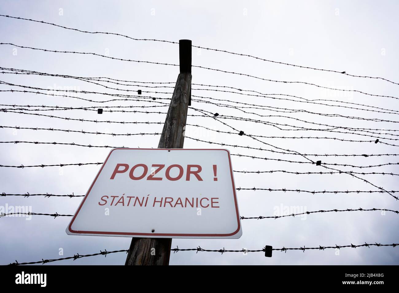 Clôture barbelée au Mémorial du Rideau de fer au poste-frontière de Guglwald, région de Muehlviertel, haute-Autriche, Autriche Banque D'Images