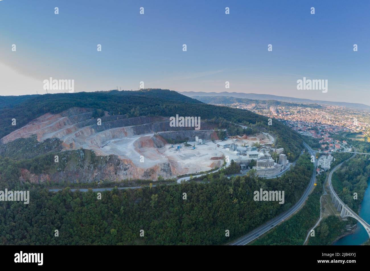 Vue aérienne par drone de la carrière près de Nova Gorica, slovénie. 0pen carrière visible sur une colline avec terrasses et tout. Banque D'Images