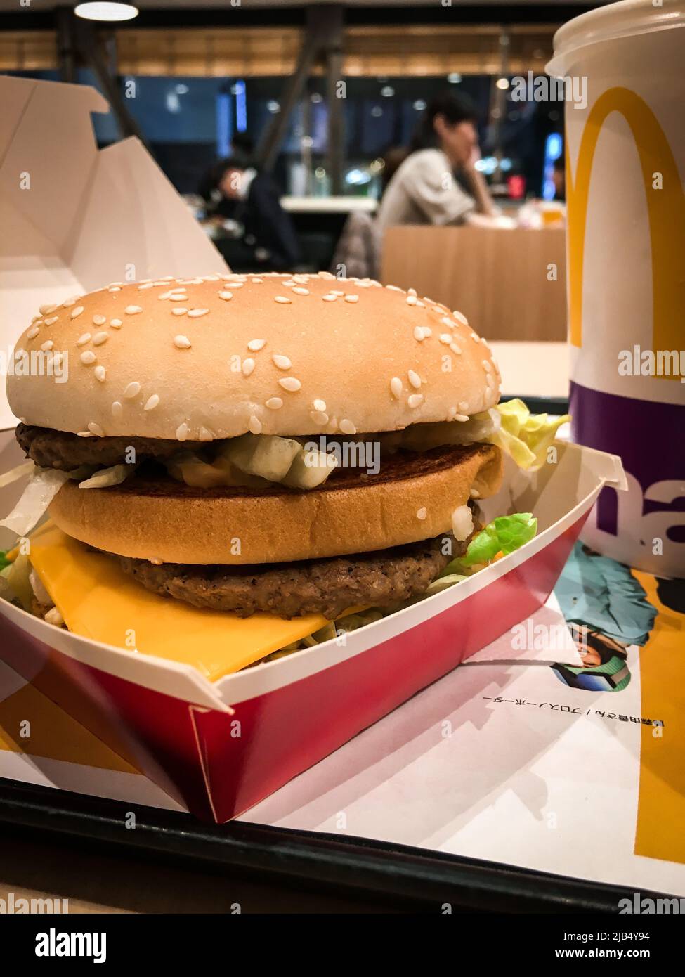 Kumamoto, Japon - 6 mars 2020 : gros plan du menu Big Mac sur plateau, restaurant McDonald's, Japon. Banque D'Images
