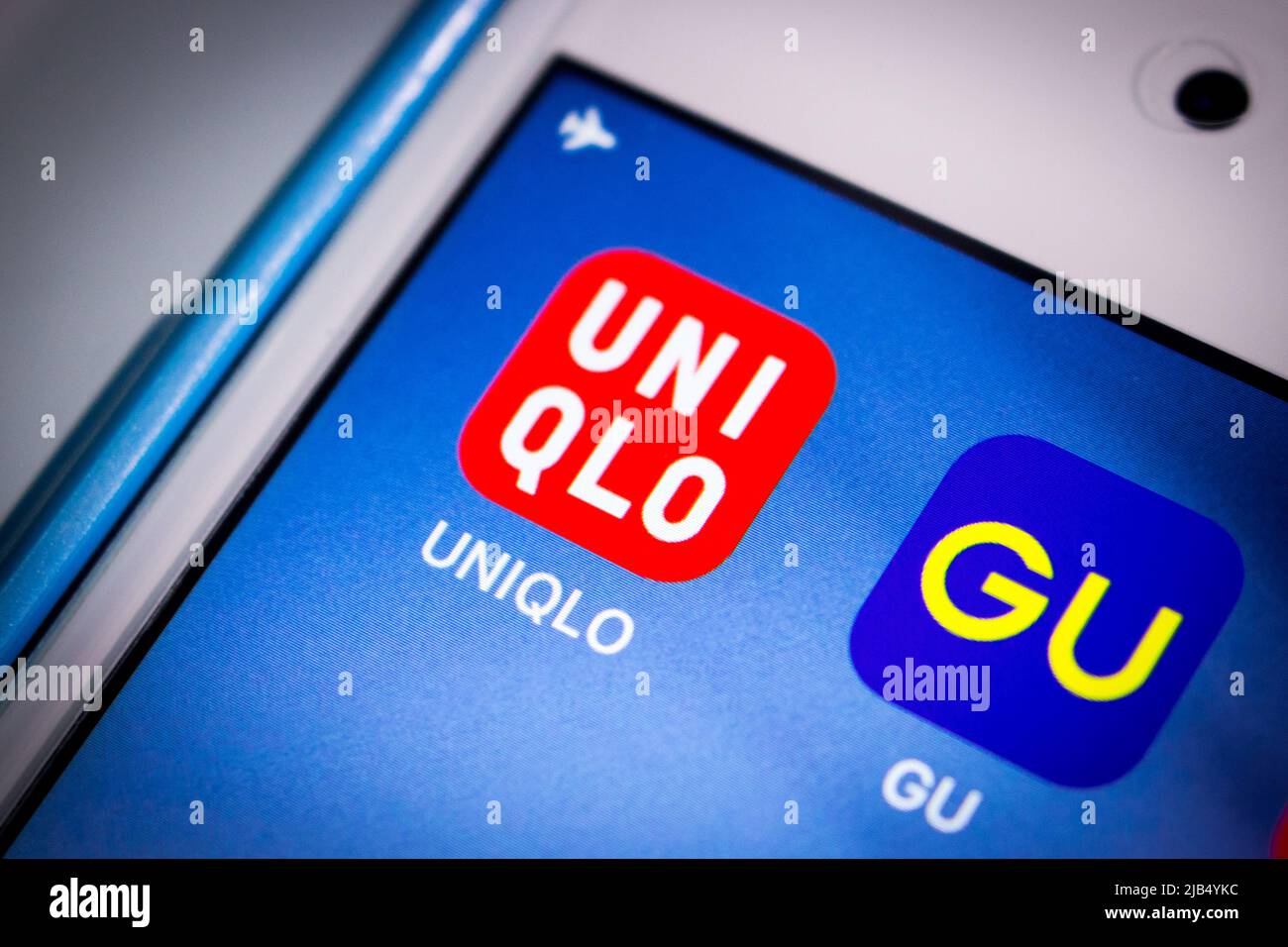 Kumamoto, Japon - avril 29 2020 : logo d'UNIQLO & GU (filiale de Fast Retailing Co. Ltd.) sur iPhone. UNIQLO est fabricant et détaillant japonais Banque D'Images