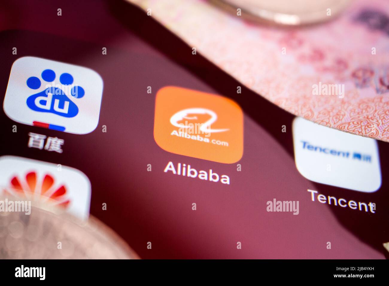 Logo Alibaba, fondé le 4 avril 1999 à Hangzhou, dans le Zhejiang, avec logos de grandes entreprises chinoises de technologie (Baidu, Tencent et Huawei) et argent sur iPhone. Banque D'Images