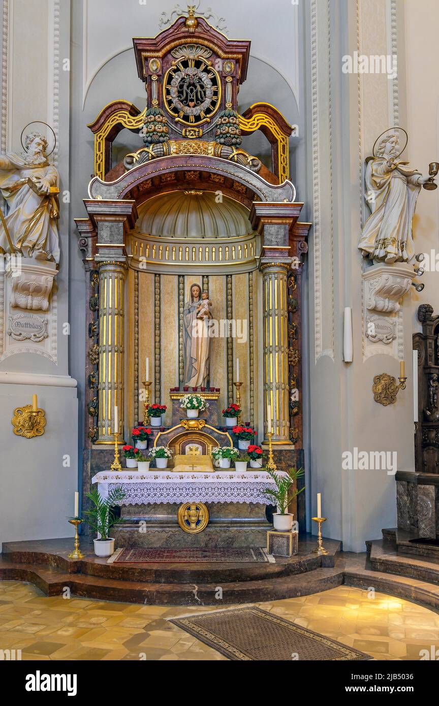 Autel latéral avec des figures de saints, église paroissiale de Saint-Pierre et de Paul, 'le Dom des Westallgaeus', église néo-baroque de 1914, Lindenberg Banque D'Images