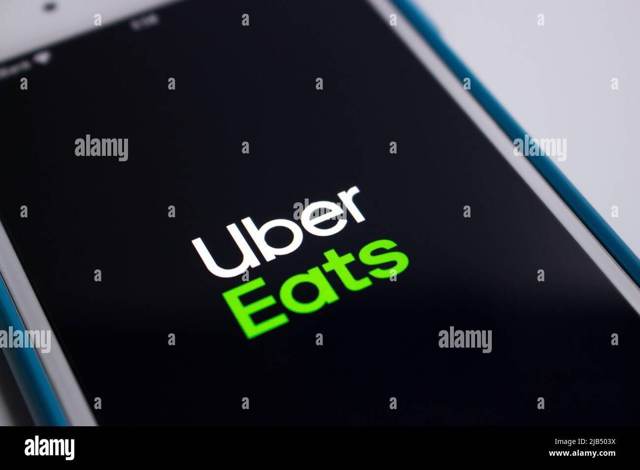 Kumamoto, Japon - 7 mai 2020 : logo d'Uber Eats, une plate-forme américaine de commande et de livraison de produits alimentaires en ligne lancée par Uber, sur l'écran de l'iPhone. Banque D'Images