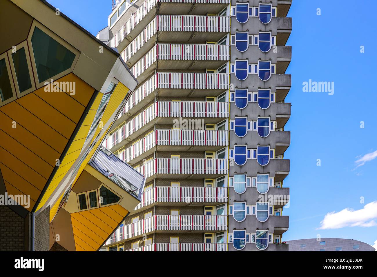 Vue sur la tour résidentielle Blaak Tower et les maisons en cubes de l'architecte Piet Blom sur 25 mai 2022 à Rotterdam, aux pays-Bas. Banque D'Images