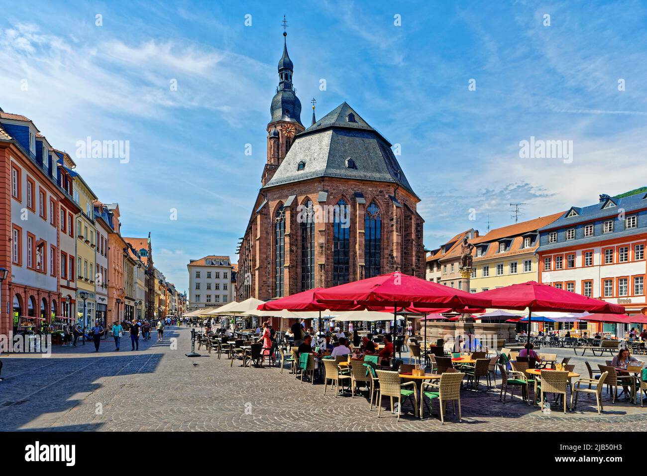 Place du marché avec touristes, sièges extérieurs et Heiliggeistkirche, parasols, rue principale, vieille ville, Heidelberg, Kurpfalz, Bade-Wurtemberg Banque D'Images