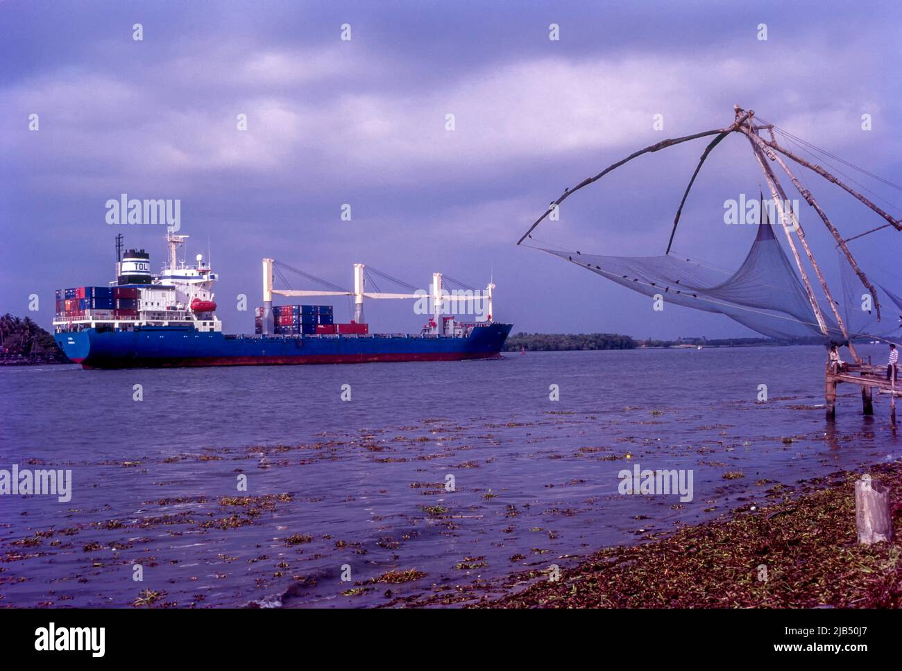 Filet de pêche chinois et un navire à fort Kochi, Kerala, Inde, Asie Banque D'Images