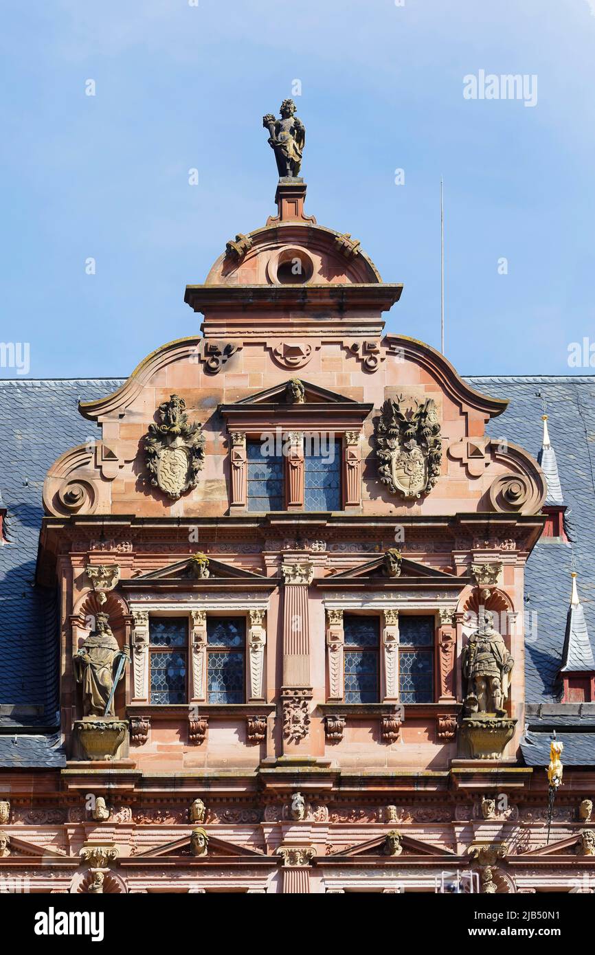 Pignon nain droit sur le Friedrichsbau dans la cour du château, construit de 1601 à 1607, galerie ancestrale des électeurs, figure supérieure Sommer, ci-dessous à gauche Banque D'Images