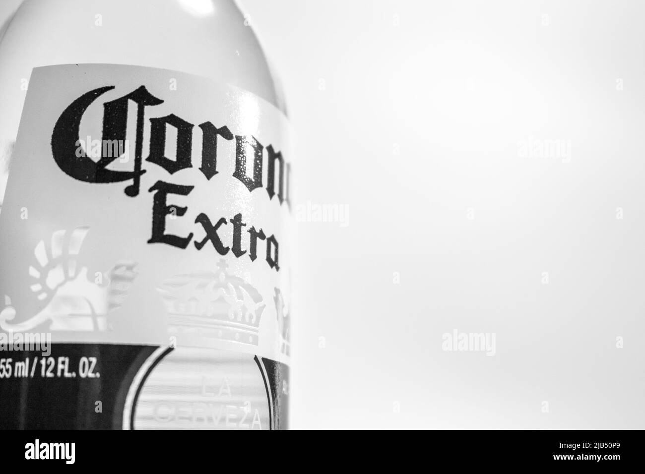 Kumamoto, Japon - 7 mai 2020: Corona Extra en couleur monochrome, une des bières les plus vendues dans le monde, sur fond blanc. Corona Extra est un l pâle Banque D'Images