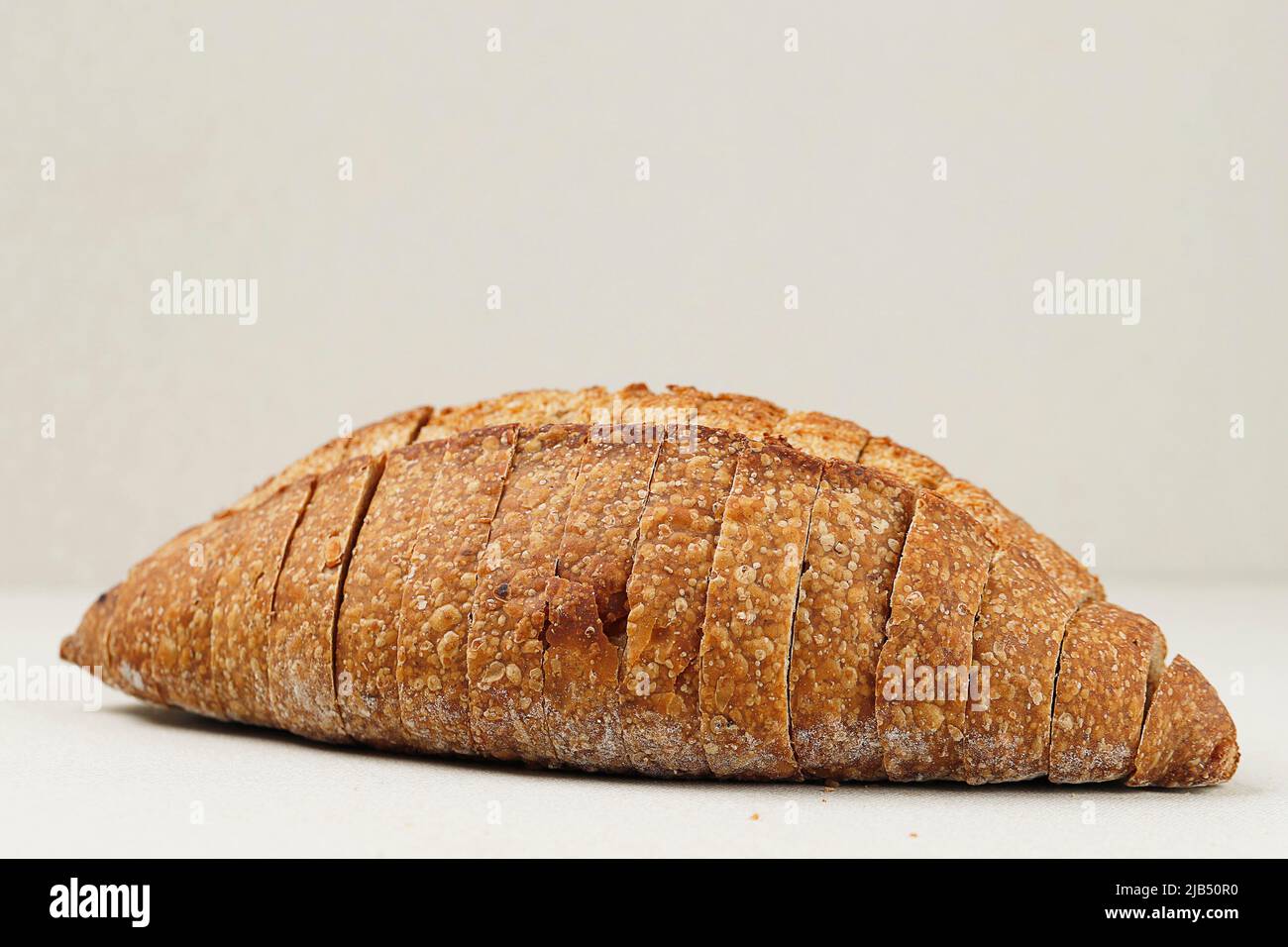 Pain de souris de blé entier de pain sur fond de crème, espace de copie en haut pour le texte Banque D'Images