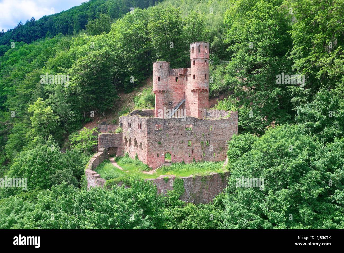 Vue aérienne, Château de Schadeck, également connu sous le nom de Nest de Swallow, ruine d'un château médiéval à flanc de colline sur un site rocheux au 190 utricularia ochroleuca (ue.) Banque D'Images