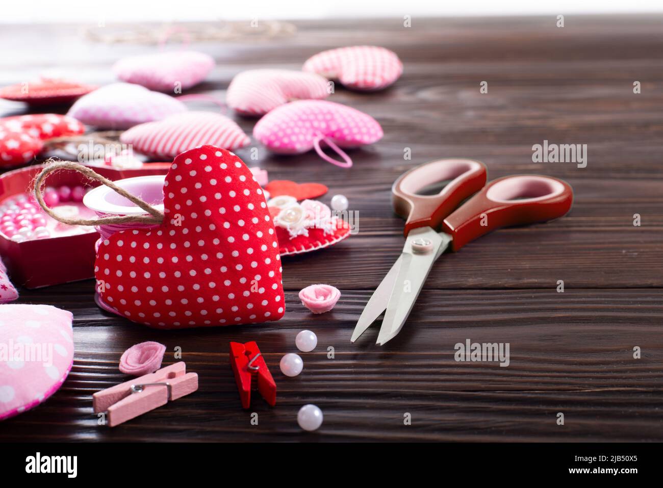 Décoration de la Saint-Valentin faite à la main sur une table en bois, vue en angle bas Banque D'Images