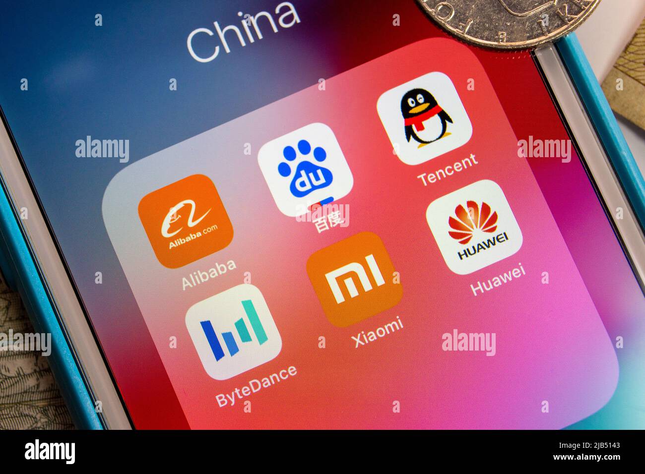 Kumamoto / JAPON - octobre 2 2020 : les géants technologiques de la Chine (les six grands - Alibaba, Baidu, Tencent, ByteDance, Xiaomi et Huawei) sur iPhone avec de l'argent aléatoire Banque D'Images