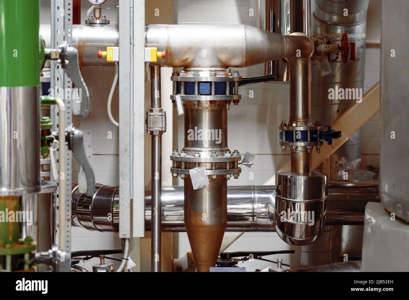 Tuyau avec bride de transport des réactifs et des liquides alimentaires Banque D'Images