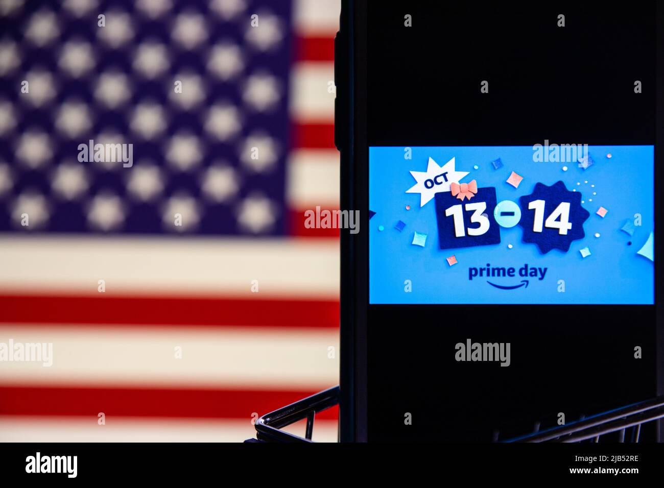 Kumamoto / JAPON - 5 2020 octobre : Amazon Prime Day (13 octobre & 14) ADS logo sur iPhone sur panier avec drapeau américain. Banque D'Images