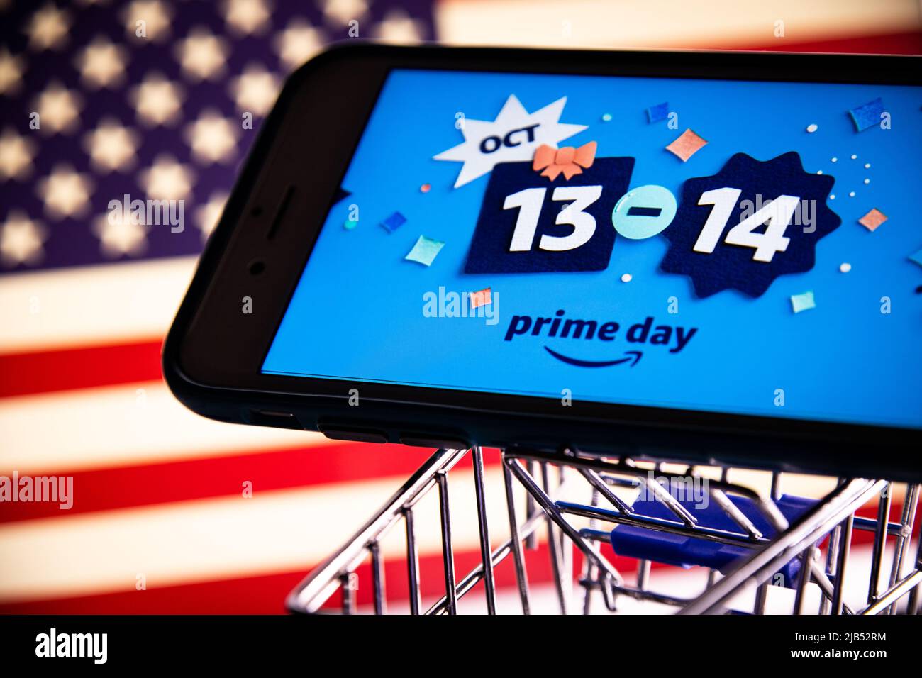 Kumamoto / JAPON - 5 2020 octobre : Amazon Prime Day (13 octobre & 14) ADS logo sur iPhone sur panier avec drapeau américain. Banque D'Images