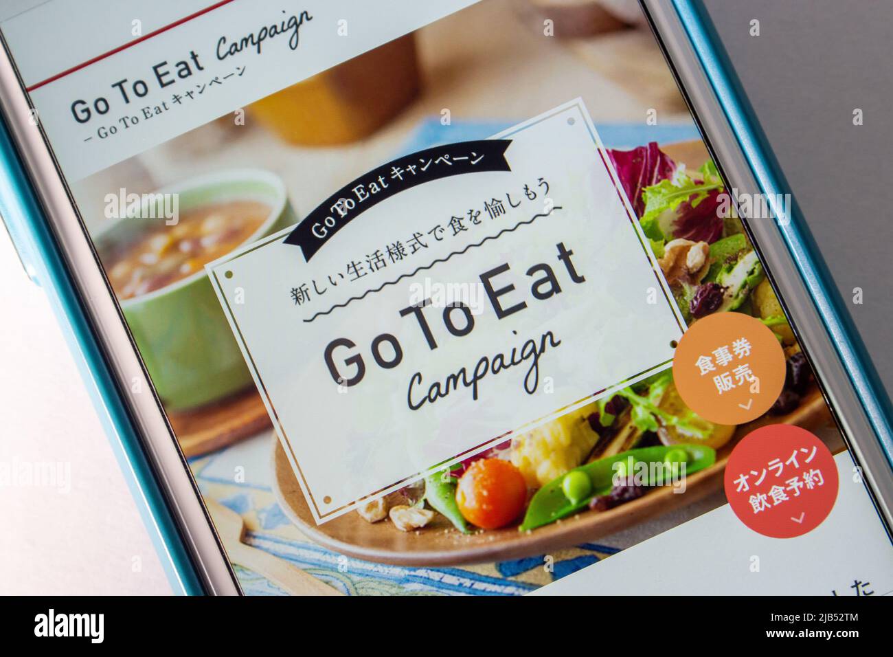 Gros plan sur le site Web de la campagne Go to Eat du Japon sur iPhone. Traduction : Profitez de la nourriture avec un style de vie nouveau-normal / Acheter un ticket de nourriture / réservation en ligne Banque D'Images