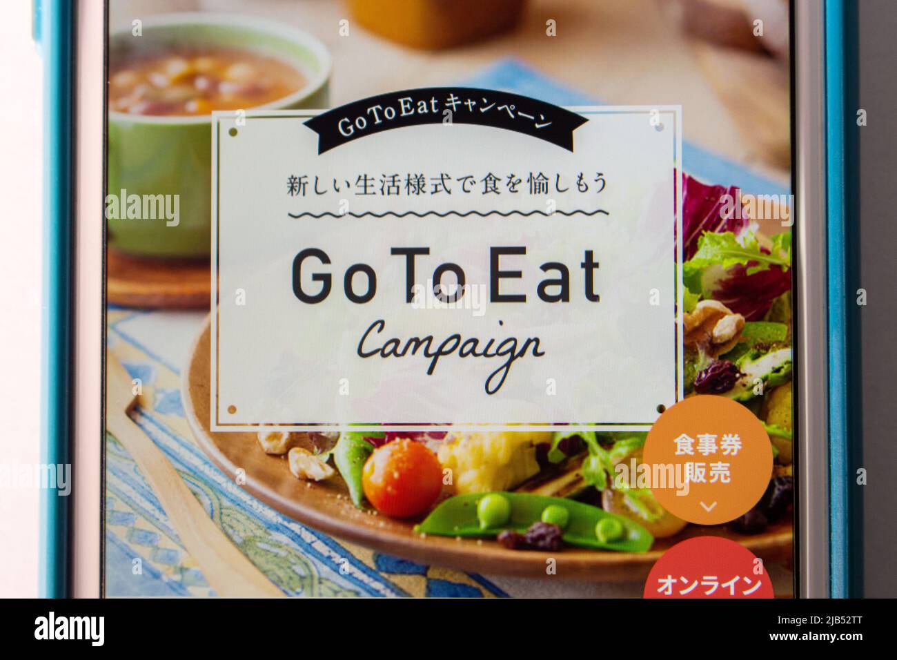 Gros plan sur le site Web de la campagne Go to Eat du Japon sur iPhone. Traduction : Profitez de la nourriture avec un style de vie nouveau-normal / Acheter un ticket de nourriture / réservation en ligne Banque D'Images