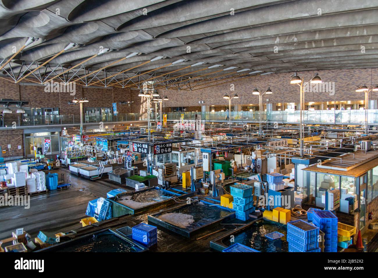 Intérieur de Carato Ichiba (marché aux poissons de Carato) depuis la vue de haut angle. Il y a des boutiques de sushis et des restaurants de fruits de mer dans le marché. Banque D'Images