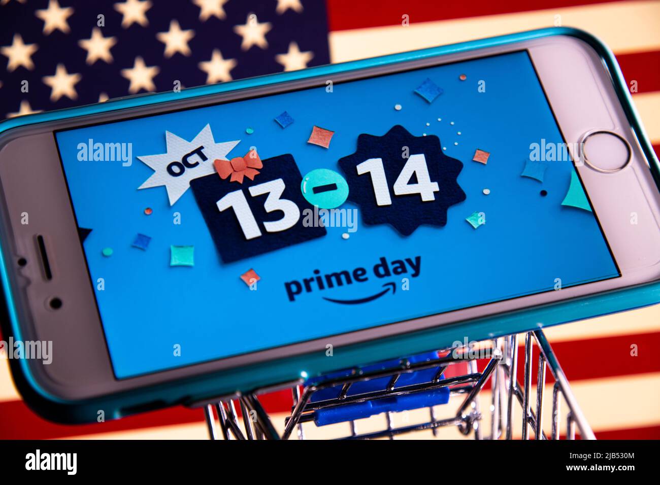 Kumamoto / JAPON - 5 2020 octobre : Amazon Prime Day (13 octobre & 14) ADS logo sur iPhone sur panier avec drapeau américain. Banque D'Images