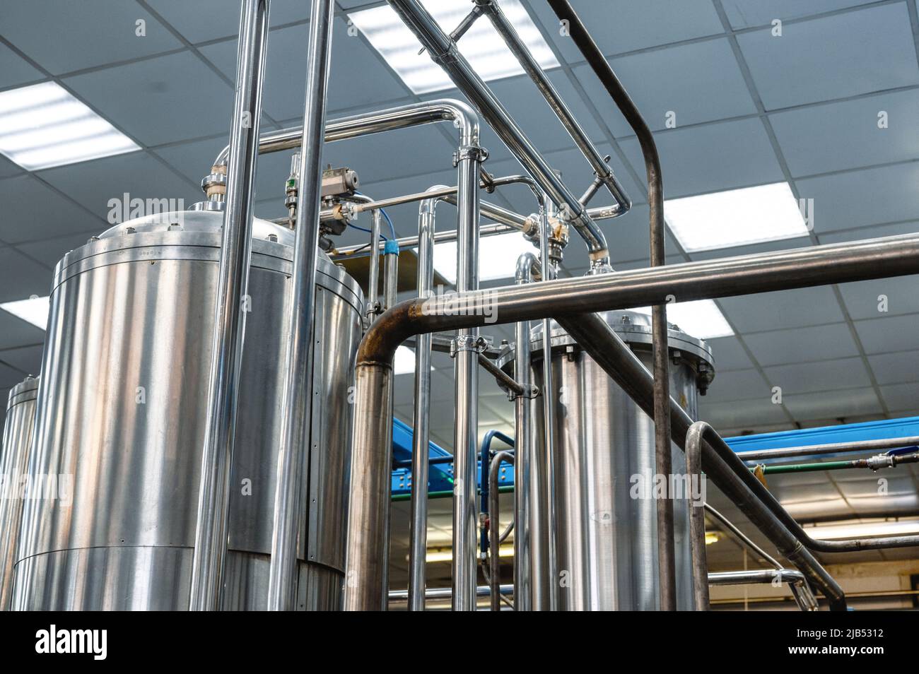 Réservoir en métal avec compteur et écran avec canalisations compliquées Banque D'Images